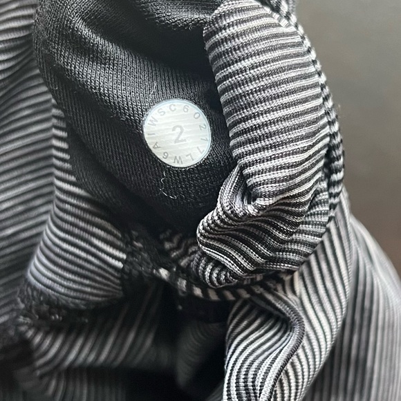 Lululemon Grey Striped Wunder Under Hi- Rise 17” Crop Leggings Size 2 - Picture 5 of 5